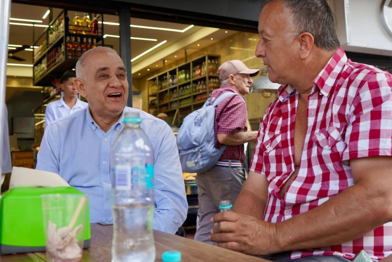 Luis Carlos Ochoa con la comunidad